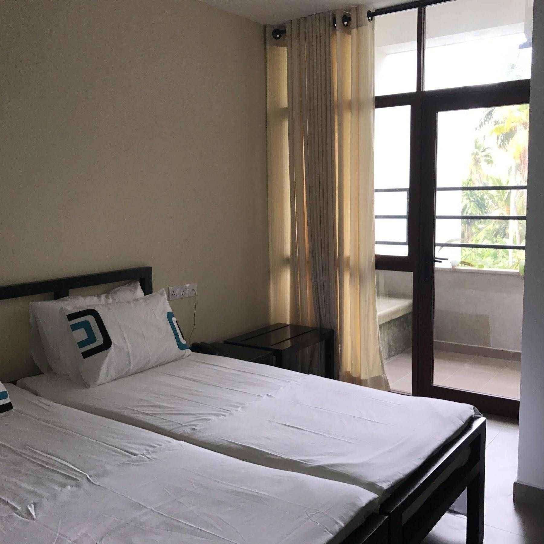 Saninro Hotel - Ragama Екстер'єр фото